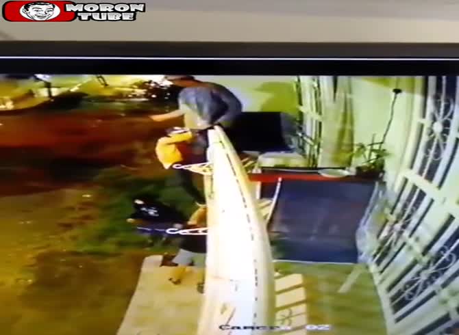 Video: The residents whom the burglars were trying to rob are welcoming to them